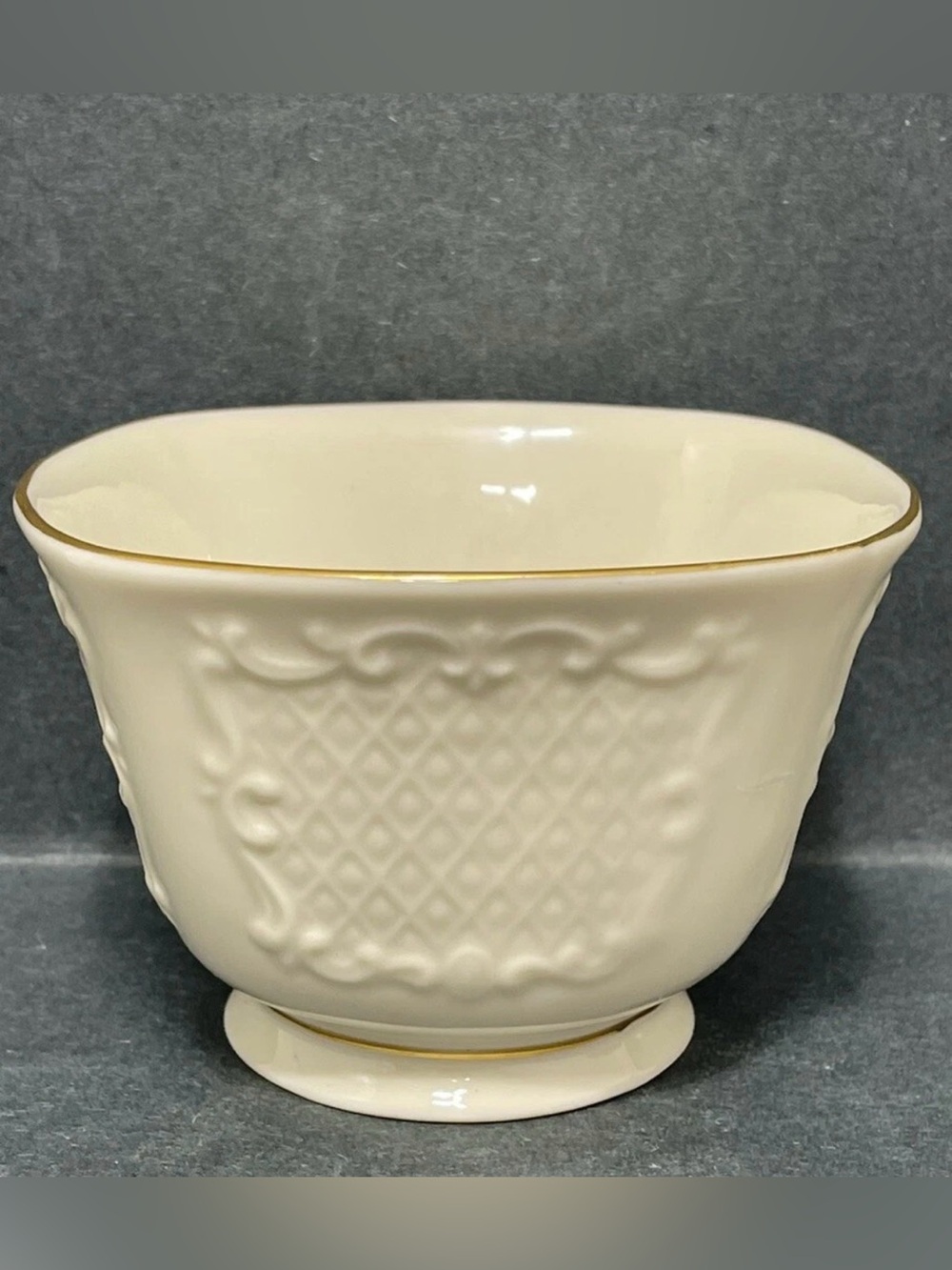 Lenox Canterberry Ivory 24 k Gold Trim Footed Bowl